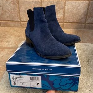 Seychelles size 6 Navy suede booties